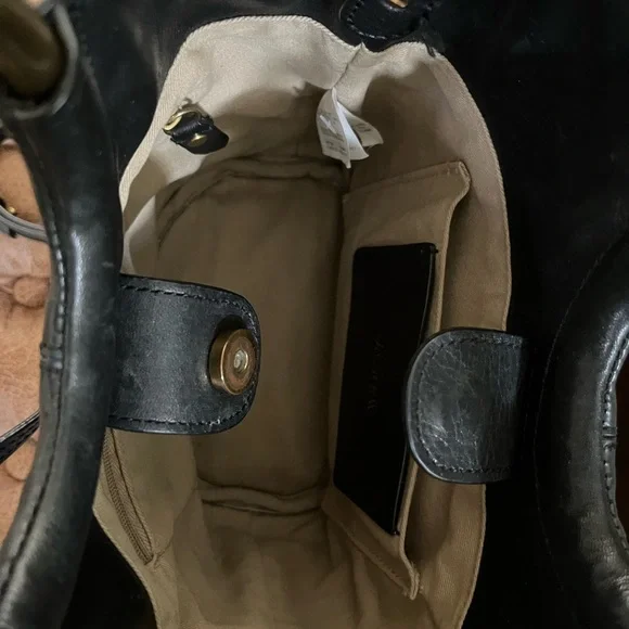 Excellent used condition! J.Crew Bracelet bucket bag in Italian leather. - Picture 4 of 8